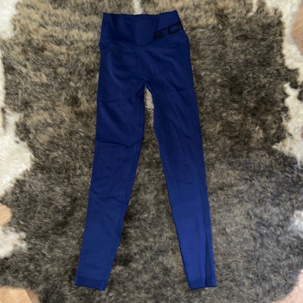 Echt scrunch butt leggings in navy blue. Size XS.